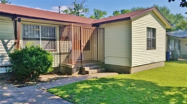 Building Photo - 12116 Hoblitzelle Dr