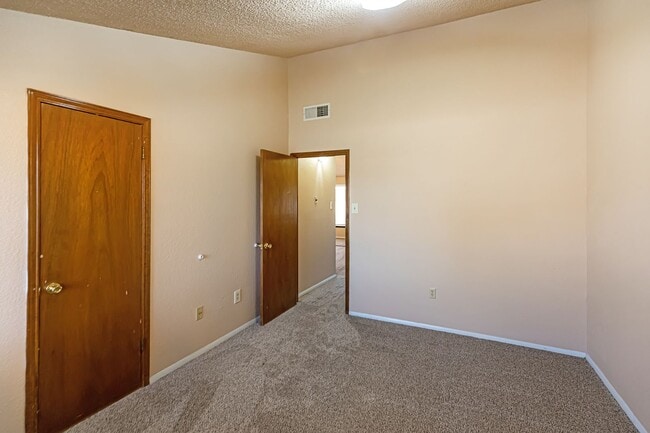 Building Photo - Super cute 2 bedroom townhouse!