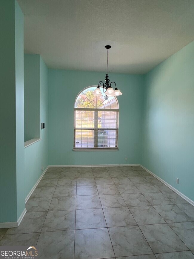 Foto del edificio - 400 Hallowes Dr S