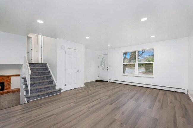 Foto del edificio - Beautifully updated tri-level home ready for move-in