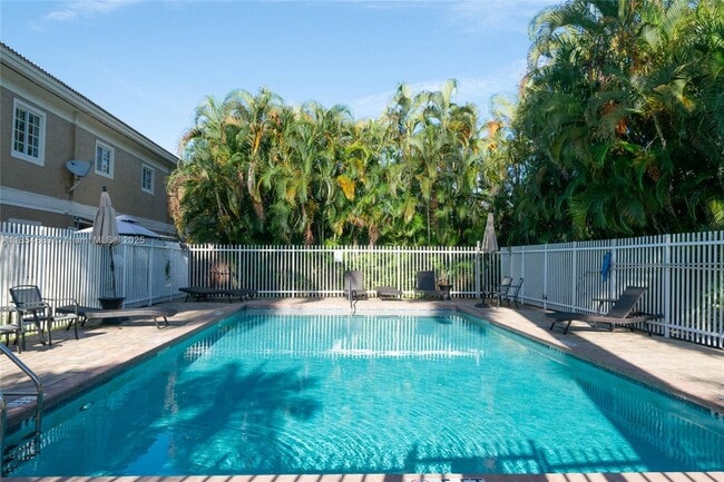 Foto del edificio - 911 Hillcrest Ct