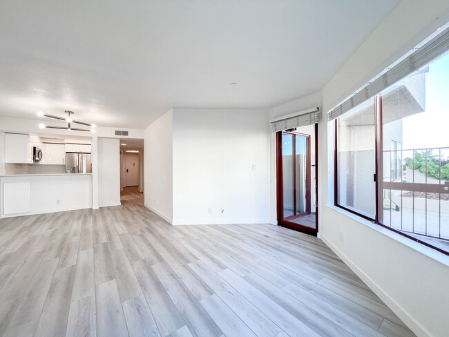 Building Photo - 875 La Playa St