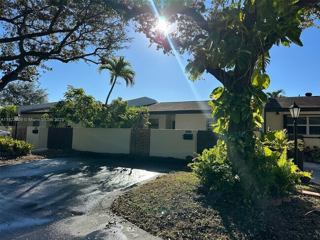 Building Photo - 13846 Kendale Lakes Dr