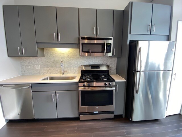Foto principal - 739 S Clark St