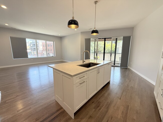 Spacious living room/kitchen - 2505 W Carmen Ave
