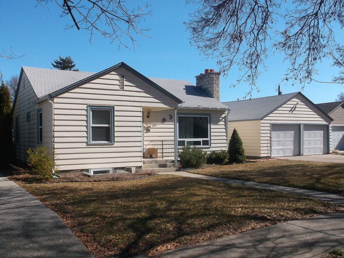 Primary Photo - SPACIOUS single family home with double ga...