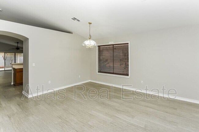 Foto del edificio - 1715 Watercreek Dr