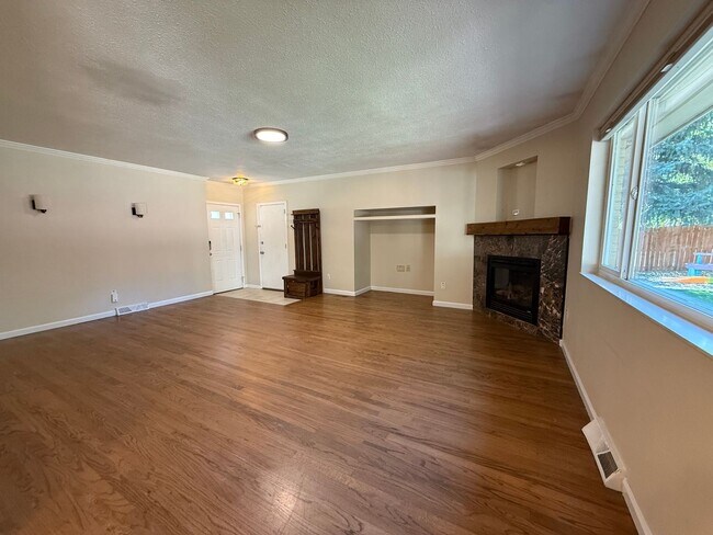 Building Photo - Five Bedroom House Close To Ft. Carson