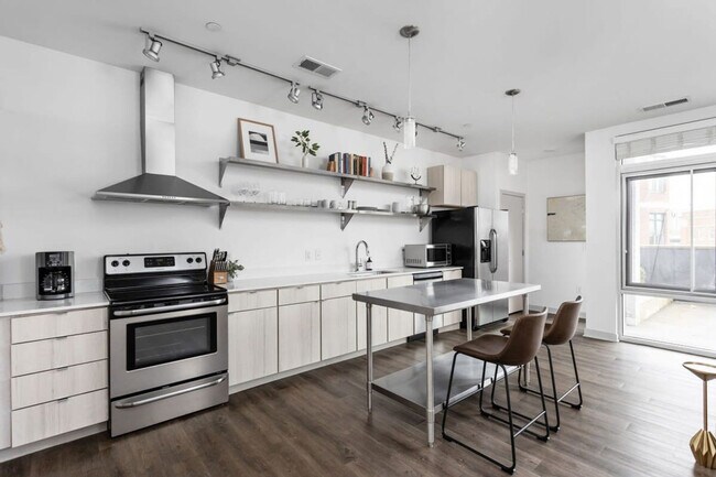 Building Photo - 747 N College Ave