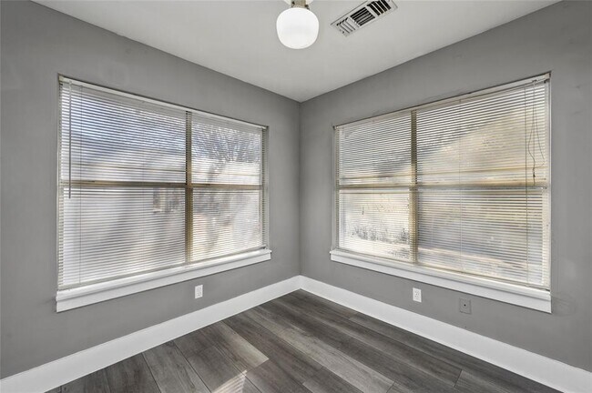 Building Photo - 1501 Dunlavy St