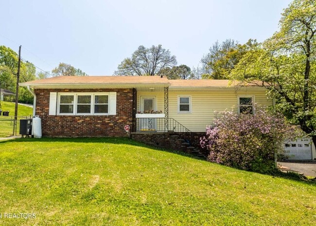 Knoxville 37921 - 3 bedroom, 1 Bath Upstairs Unit, - Contact Troy Adams (865) 233-6949 - Knoxville 37921 - 3 bedroom, 1 Bath Upstairs Unit,  - Contact Troy Adams (865) 233-6949 House