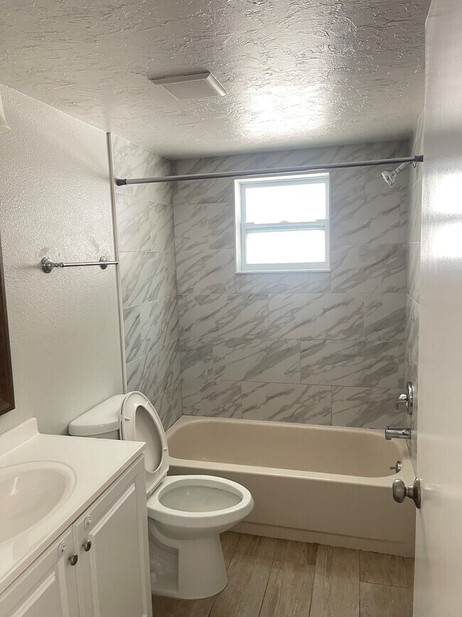 Building Photo - 4091 Lake Forest Dr