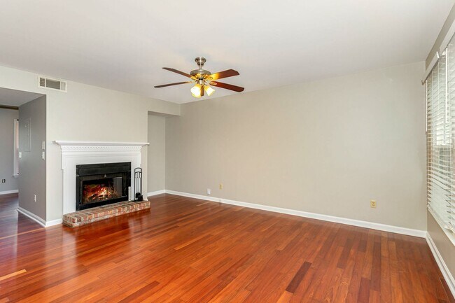 Foto del edificio - Donelson Freshly Updated 2 Bdrm Townhome Available Now!