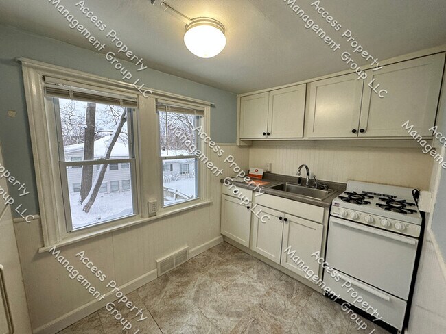 Foto del edificio - NW Side Upper Duplex 2 Bedroom Unit
