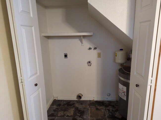 Building Photo - Centrally Located 1 Bedroom + Loft Townhom...
