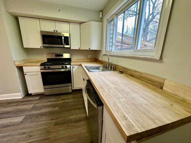 Building Photo - 1825 Rialto St