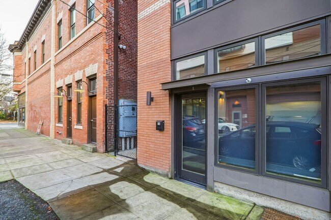 Photo - 18-20 N Monroe St Apartment