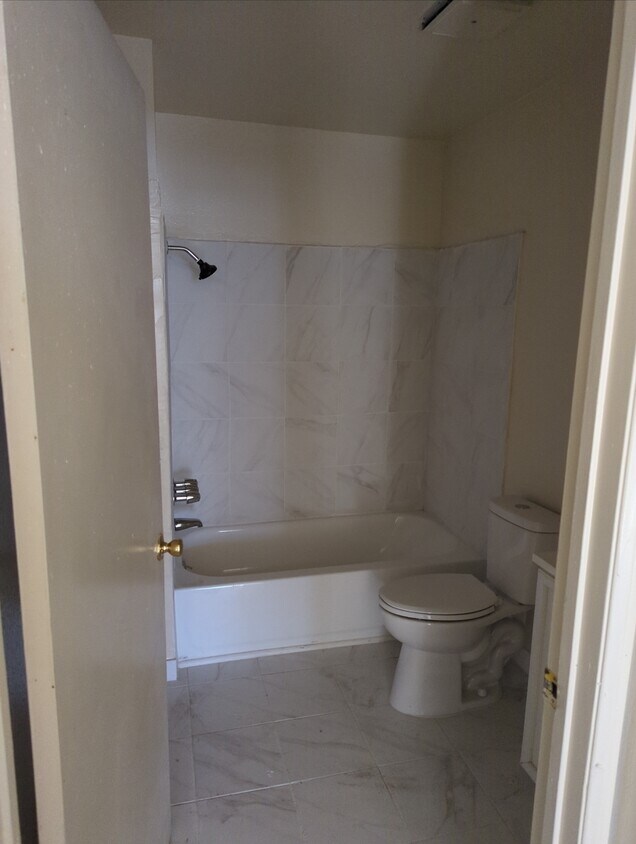 Bath 1 - 4621 Lomita St