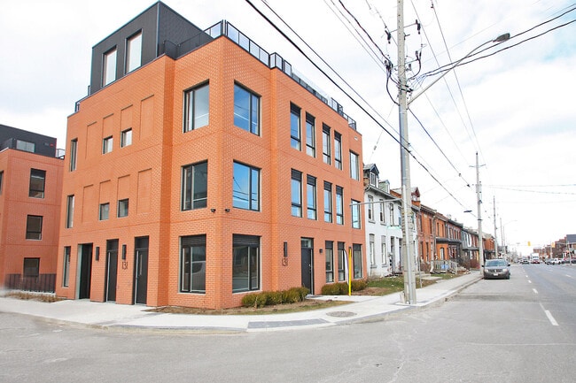 Photo du bâtiment - 131 Wellington St N