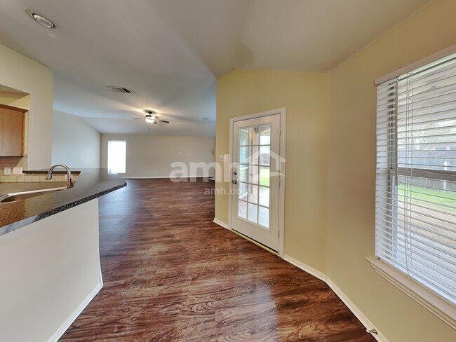 Building Photo - 2430 Fieldcrest Dr