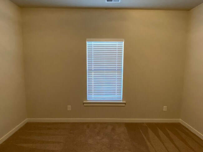 Foto del edificio - Home for Rent in Weaver, AL!!! Available N...