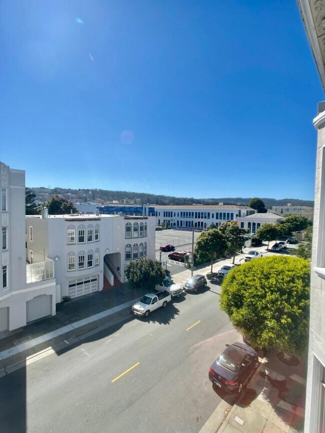 Building Photo - bedroom in San Francisco CA 94123