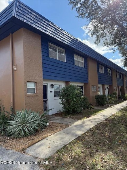 Building Photo - 2511 Country Club Dr