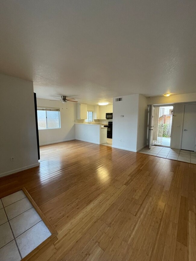 Building Photo - Fantastic 2br/2Ba Bottom Floor Condo in Th...