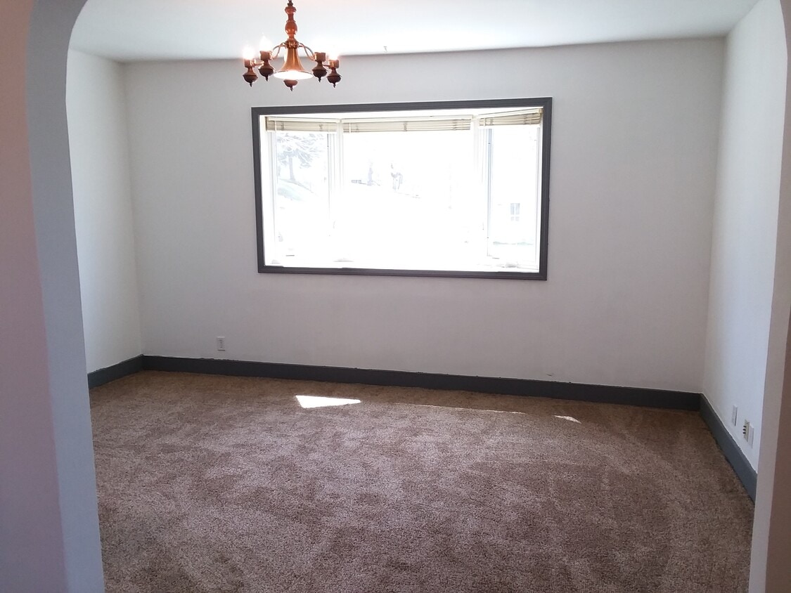 Living room - 221 Bridge St