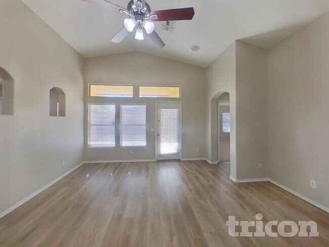 Foto del edificio - 8529 W Hughes Dr