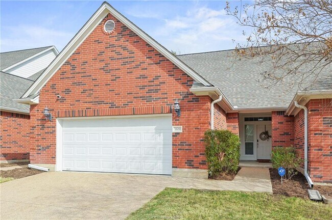 Foto del edificio - Adorable 3 Bed/2Bath Townhome Pre-Leasing for July 2026!