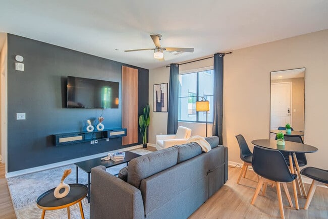 Building Photo - 777 E Stella Ln