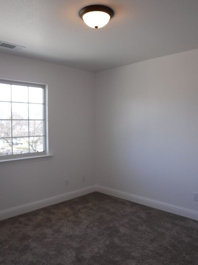 Building Photo - 826 Cally Ct