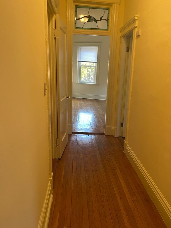 Foto del edificio - RENOVATED  HUGE STUDIO , 2 CLOSETS, EASY C...