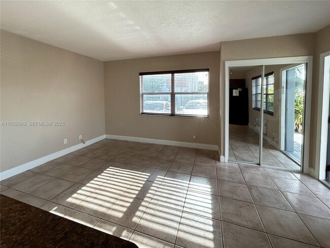 Foto del edificio - 715 NE 6th St