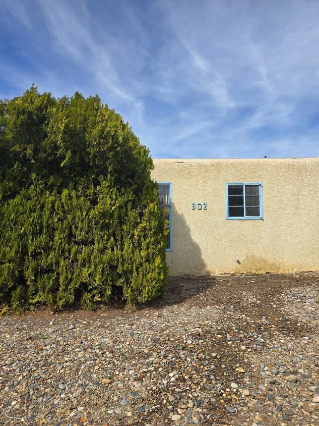 Building Photo - 302 E 18th St