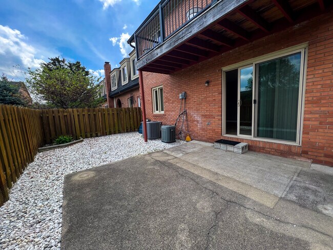 Building Photo - 8519 Canterbury Square W