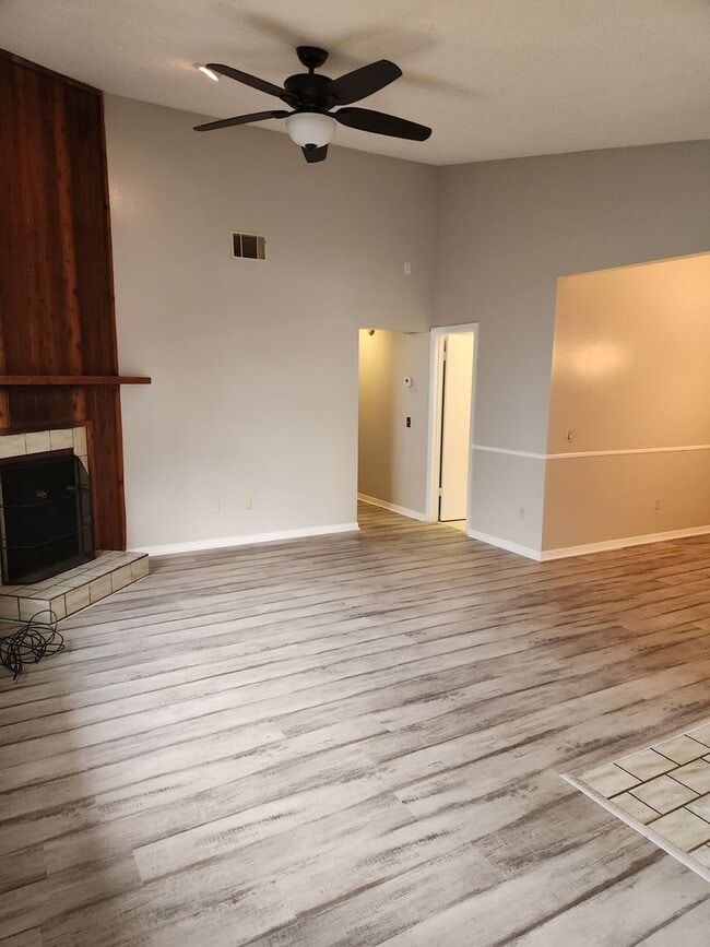 Building Photo - Charming 3-1.5 Duplex Near SunRail – Maitland