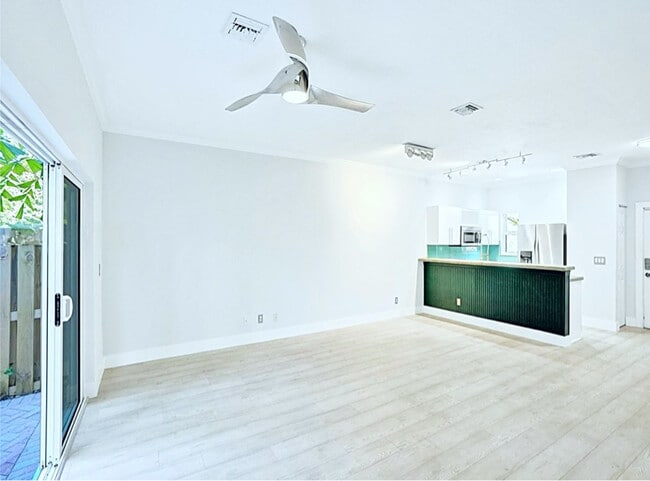 Building Photo - 835 NE 19th Ave
