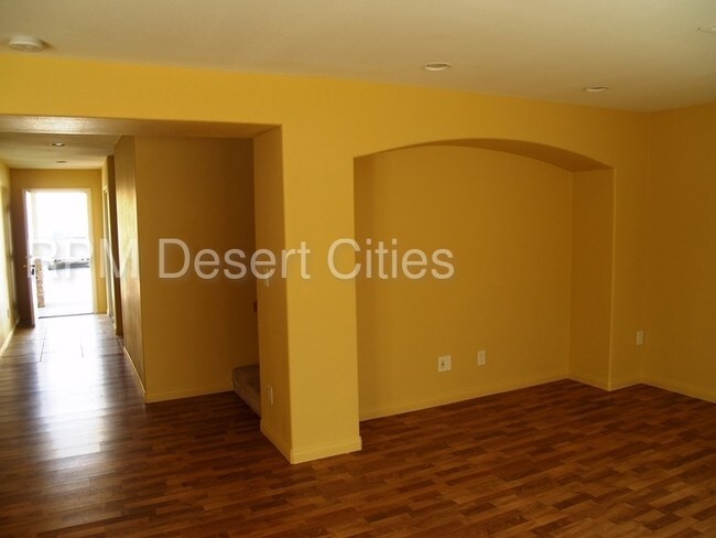 Building Photo - Great 3 Bedroom Town Home in Campus Park!
