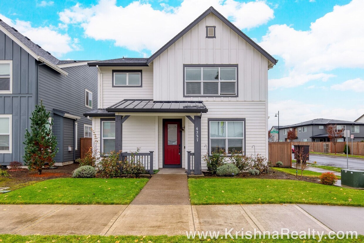 Foto principal - Spacious 4 BD 3 BA Home on a Corner Lot in...