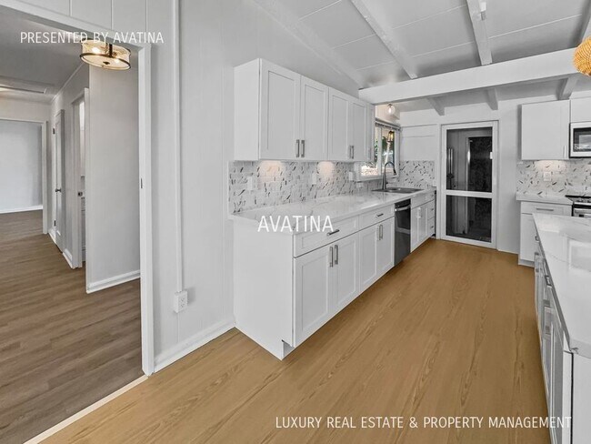 Foto del edificio - Video! On Enchanted Lake with a Dock & Pool!