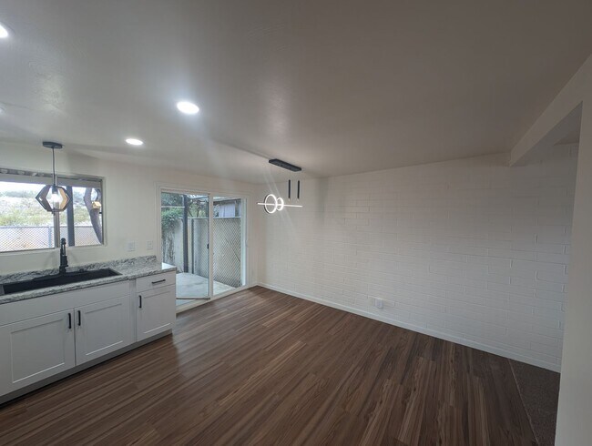 Foto del edificio - Freshly remodeled townhome two bedroom two bath beauty