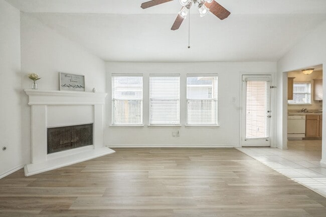 Foto del edificio - 5751 Wandering Creek Dr