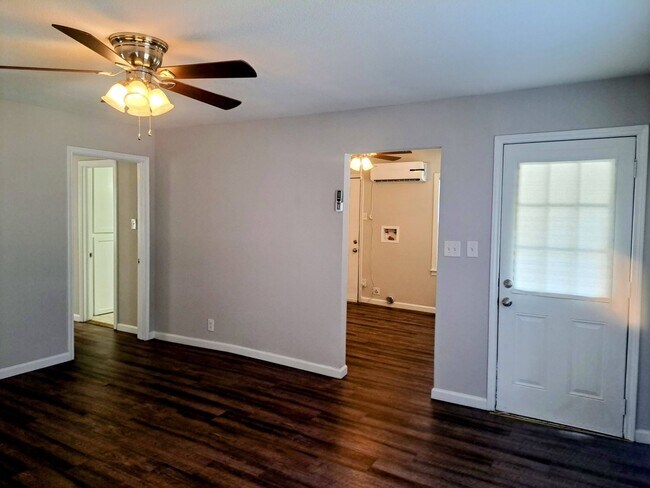 Building Photo - 1 Bedroom / 1 Bathroom