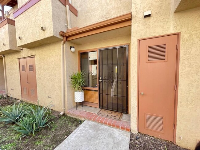 Building Photo - Beautiful Town Home w/Private Garage In No...