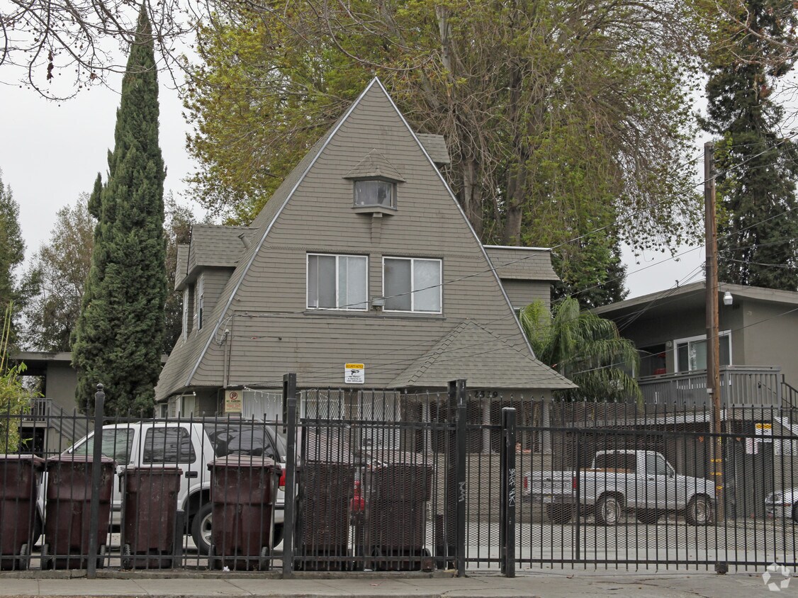 Foto principal - 2539-2543 E 16th St