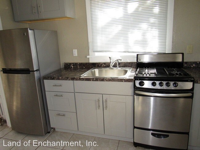 Building Photo - 1 br, 1 bath Apartment - 114 Maple St. SE #2