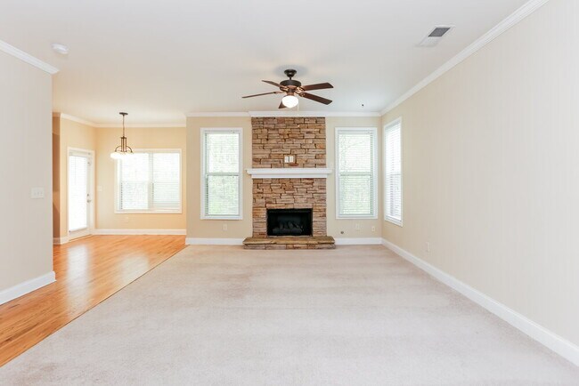 Building Photo - 634 Royal Crest Ct