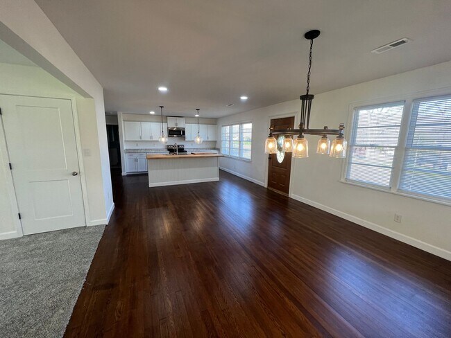 Building Photo - Newly Remodeled House